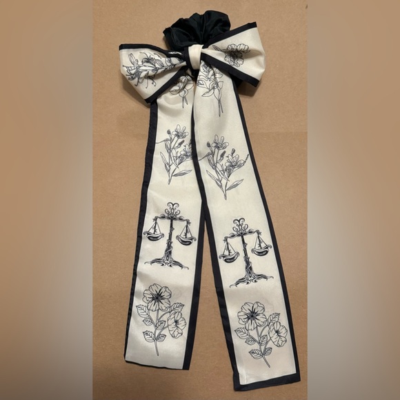 Accessories - Scrunchie bow in cream and black pattern